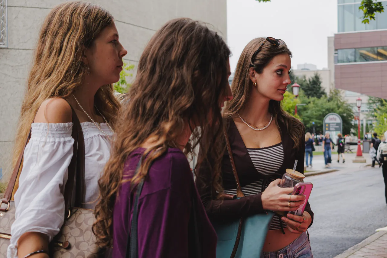 Three students walking together on the University of Ottawa campus